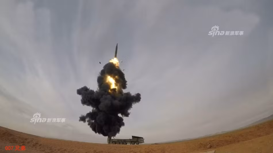 Điểm độc đáo nhất của tên lửa DF-26 đó là nó có khả năng thay đầu đạn mà không cần phải thay thế toàn bộ cả hệ thống phóng. Thông thường, nhiều loại tên lửa dù được quảng cáo là có khả năng triển khai cùng cả đầu đạn hạt nhân lẫn đầu đạn thường lại chỉ được cố định sản xuất theo từng loại và không thể thay thế được đầu đạn. Nguồn ảnh: Sina.