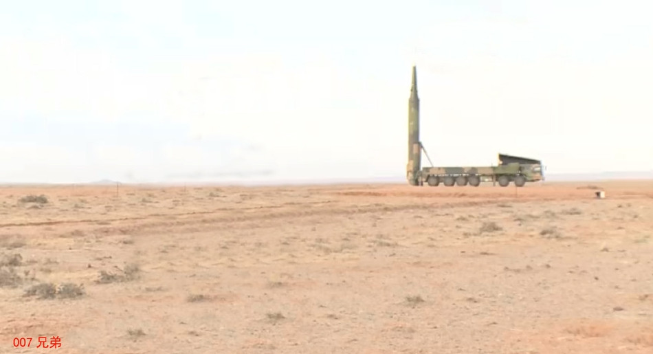 Theo Sina, đây cũng là loại tên lửa duy nhất của Trung Quốc có khả năng tương thích với cả đầu đạn hạt nhân lẫn đầu đạn thường. Các loại tên lửa liên lục địa khác đang được Trung Quốc sử dụng như DF-5B hay DF-31 thực tế chỉ mang được đầu đạn hạt nhân trong khi DF-15 hay DF-21D lại chỉ mang được đầu đạn thường. Nguồn ảnh: Sina.