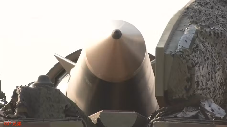 Đây là lần đầu tiên những hình ảnh phóng thử của tên lửa đạn đạo tầm trung DF-26 được công bố rộng rãi trên kênh truyền hình quốc gia của nước này. Nguồn ảnh: Sina.