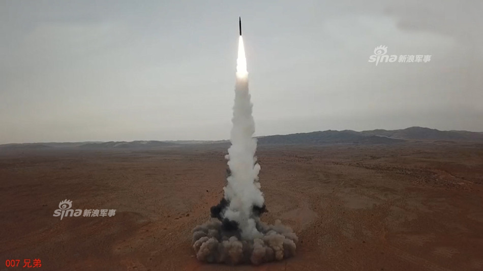 Đây cũng là cải tiến cực kỳ quan trọng với quân đội Trung Quốc vì lực lượng này có số lượng đầu đạn hạt nhân dự trữ không nhiều. Trong thời bình, DF-26 hoàn toàn có thể mang theo đầu đạn thông thường để làm nhiệm vụ cảnh giới, bảo vệ nhưng có thể biến thành vũ khí hạt nhân bất cứ lúc nào khi cần. Nguồn ảnh: Sina.