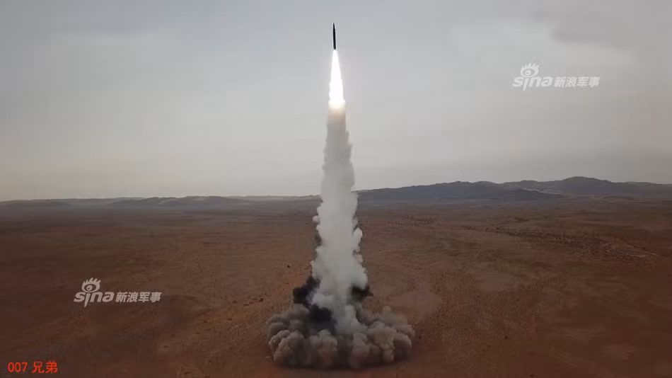 Đây cũng là cải tiến cực kỳ quan trọng với quân đội Trung Quốc vì lực lượng này có số lượng đầu đạn hạt nhân dự trữ không nhiều. Trong thời bình, DF-26 hoàn toàn có thể mang theo đầu đạn thông thường để làm nhiệm vụ cảnh giới, bảo vệ nhưng có thể biến thành vũ khí hạt nhân bất cứ lúc nào khi cần. Nguồn ảnh: Sina.