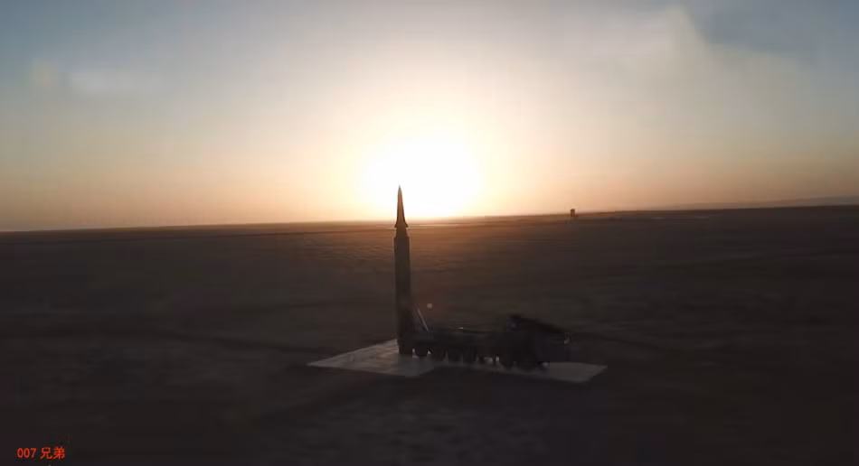  Tên lửa đạn đạo chiến lược tầm trung hay tên lửa đạn đạo chống hạm DF-26 được Trung Quốc công bố những hình ảnh đầu tiên vào ngày 3/9/2015 và xuất hiện trong cuộc duyệt binh kỷ niệm 70 năm chiến thắng phát xít Nhật. Nguồn ảnh: Sina.