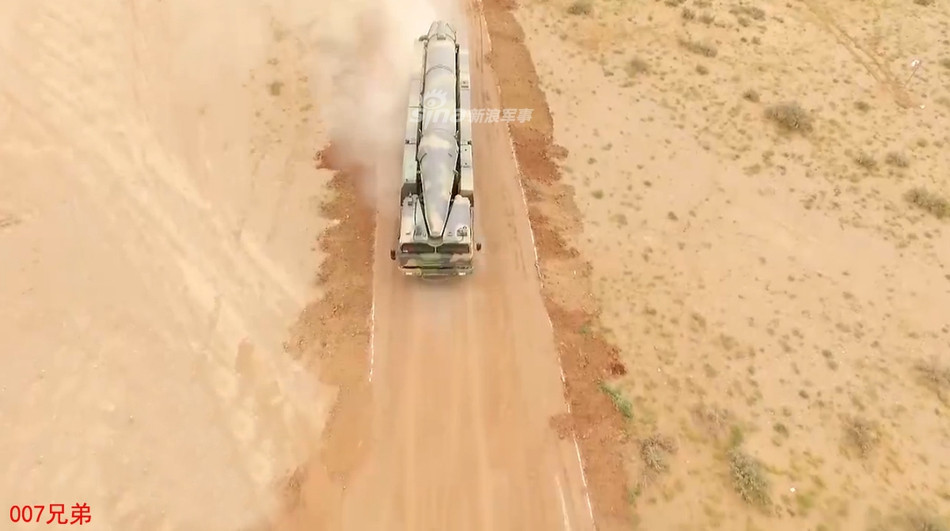 Tên lửa DF-26 cũng được Trung Quốc khẳng định là có độ cơ động rất cao, thời gian triển khai ngắn và có thể được đưa tới các đơn vị yêu cầu nhanh nhất có thể. Thậm chí Trung Quốc còn khẳng định khả năng cơ động của DF-26 vượt trội hoàn toàn so với các loại tên lửa khác có cùng tầm bắn trên thế giới hiện nay. Nguồn ảnh: Sina.