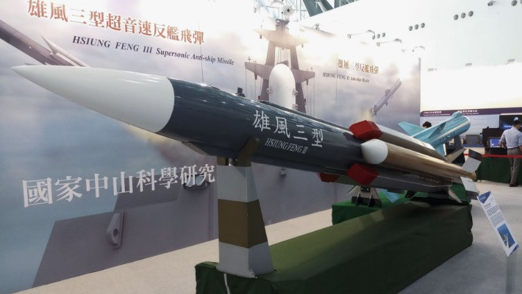 Tên lửa chống hạm HF-3 có trọng lượng khoảng 1500 kg, chiều dài xấp xỉ 6 mét và có đường kính 0,45 mét (tính phần thân lớn nhất) và có khả năng mang theo đầu đạn nặng tối đa 225 kg. Nguồn ảnh: Airs.