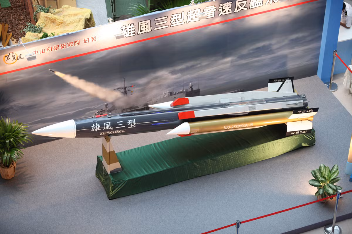 Đầu đạn nặng 225 kg mà HF-3 mang theo là đầu đạn xuyên giáp, có thể gây ra sức công phá khủng khiếp. Đầu đạn còn được trang bị cơ chế kích nổ thông minh, sẽ hướng năng lượng công phá xuống phía dưới phần đáy tàu, tăng tối đa thiệt hại mà mục tiêu nhận được. Nguồn ảnh: Airs.