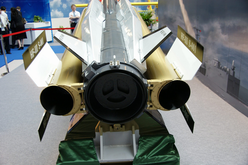 Cận cảnh hệ thống đẩy của HF-3 với tên lửa chính ở giữa và hai tên lửa phụ ở hai bên. Cả ba động cơ này đều sử dụng nhiên liệu rắn, cho phép tăng tốc tên lửa lên tối đa chỉ sau vài giây sau khi nó rời bệ. Nguồn ảnh: Airs.