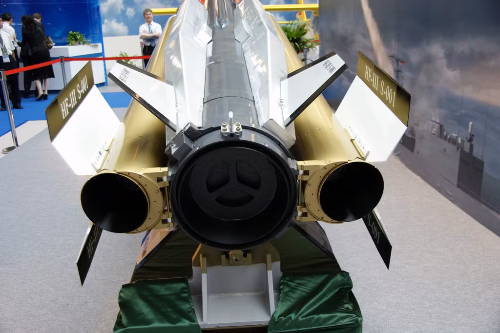 Cận cảnh hệ thống đẩy của HF-3 với tên lửa chính ở giữa và hai tên lửa phụ ở hai bên. Cả ba động cơ này đều sử dụng nhiên liệu rắn, cho phép tăng tốc tên lửa lên tối đa chỉ sau vài giây sau khi nó rời bệ. Nguồn ảnh: Airs.