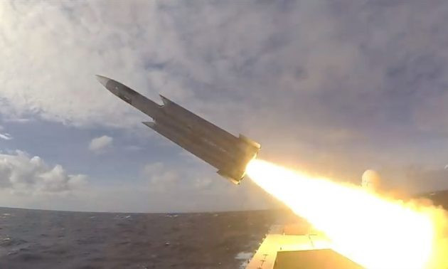 Hệ thống đẩy của HF-3 bao gồm một động cơ đẩy chính cùng với hai động cơ đẩy phụ sử dụng nhiên liệu rắn kèm theo một động cơ ở pha phóng thứ hai sử dụng nhiên liệu lỏng. Nguồn ảnh: Sputnik.