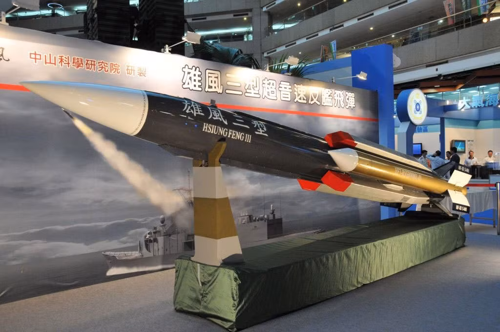 Được giới thiệu và bắt đầu quá trình sản xuất hàng loạt từ năm 2007, tên lửa chống hạm Đài Loan có tầm bắn từ khoảng 30 tới 400 km. Tờ Timeasia cho biết đây là loại tên lửa chống hạm hiện đại nhất mà Hải quân Đài Loan tự sản xuất được tính tới thời điểm này. Nguồn ảnh: Airs.