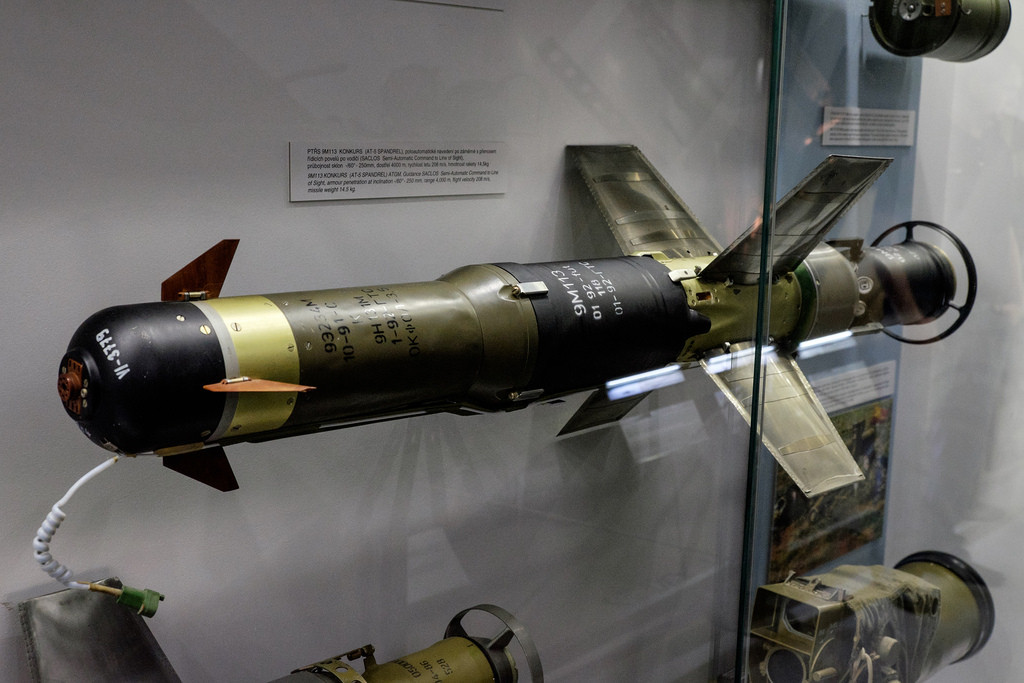 Tên lửa chống tăng Konkurs được xem là sẽ sớm trở thành loại tên lửa chống tăng có điều khiển phổ biến nhất trong quân đội Ấn Độ với số lượng tên lửa dự kiến được nước này sản xuất có thể lên tới 68.000 tên lửa - tương đương với 60% kho chứa tên lửa chống tăng của Ấn Độ. Nguồn ảnh: Heaten.