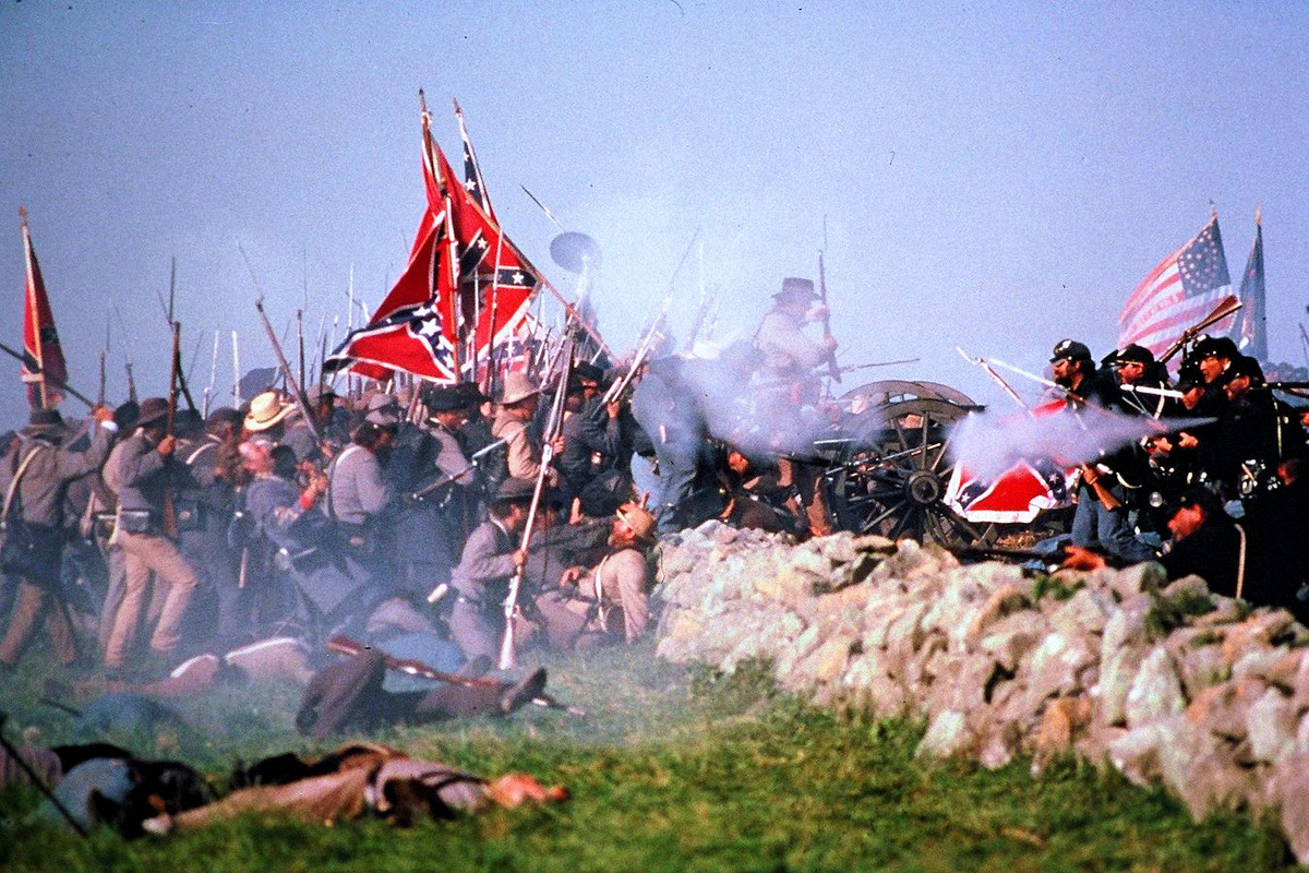 Vào ngày thứ hai của trận đánh, quân miền Nam muốn chiếm được hai ngọn đồi mang tên Little và Big Round Top. Sau nhiều đợt tấn công liên tục, phía miền Nam chịu thiệt hại nặng nhưng quân miền Bắc vẫn giữ vững được hai ngọn đồi. Giữa các đợt tiến công, binh lính cả hai bên phải nghỉ để thu dọn xác chết và thương binh. Nguồn ảnh: BI.