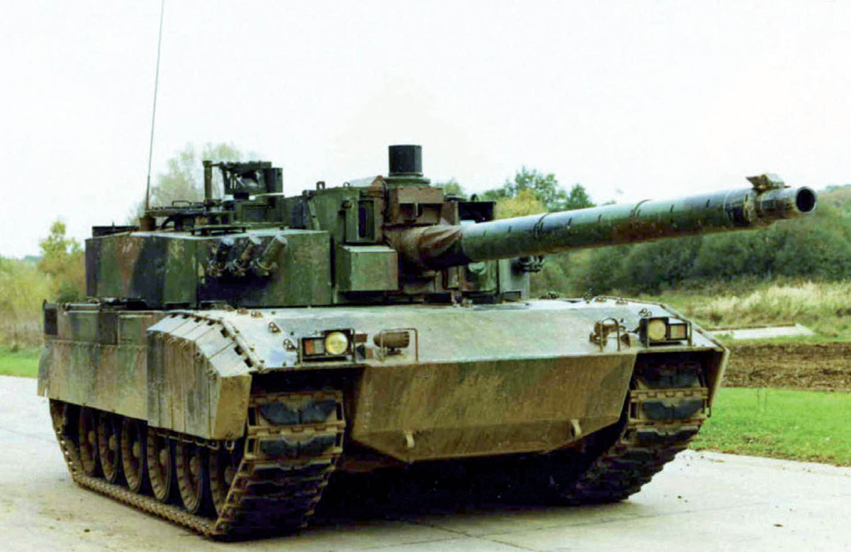 Xe được trang bị hệ thống quản lý chiến trường. Nó tự động báo cáo để chỉ huy vị trí của xe tăng, số lượng đạn và nhiên liệu còn lại. Hệ thống tương tự cũng được sử dụng rất rộng rãi trên M1A2 Abrams của Mỹ. Nguồn ảnh: Military-today.