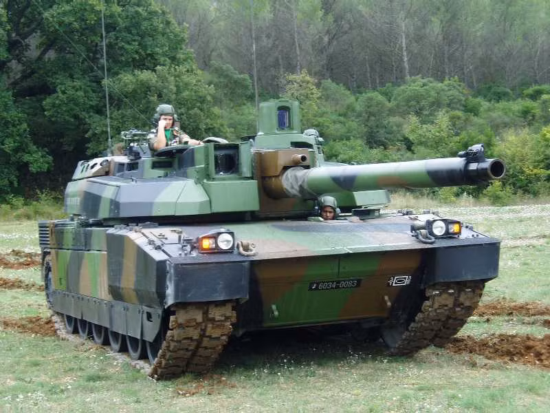 Xe tăng chiến đấu chủ lực Leclerc được trang bị động cơ diesel tăng áp VD V8X-1500 của Pháp, phát triển 1 500 mã lực với vòng quay động cơ là 2500 vòng/phút. Động cơ của nó nhỏ hơn động cơ xe tăng hiện đại nhưng lại cho phép giảm kích thước tổng thể của xe tăng. Động cơ có thể được thay thế trong điều kiện hiện trường trong vòng 30 phút. Xe có hệ thống treo thủy lực, cung cấp hiệu suất vượt địa hình rất tốt. Nguồn ảnh: Military-today.