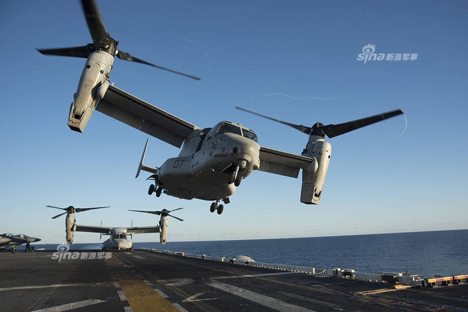 Đây cũng là loại máy bay có trục động cơ xoay (tiltrotor) đầu tiên trên thế giới. Khi bay ở trạng thái động cơ xoay ngang 90 độ như máy bay cánh bằng, không những V-22 Osprey có tốc độ bay nhanh hơn mà nó còn có thể tiết kiệm được nhiều nhiên liệu hơn. Nguồn ảnh: Sina.