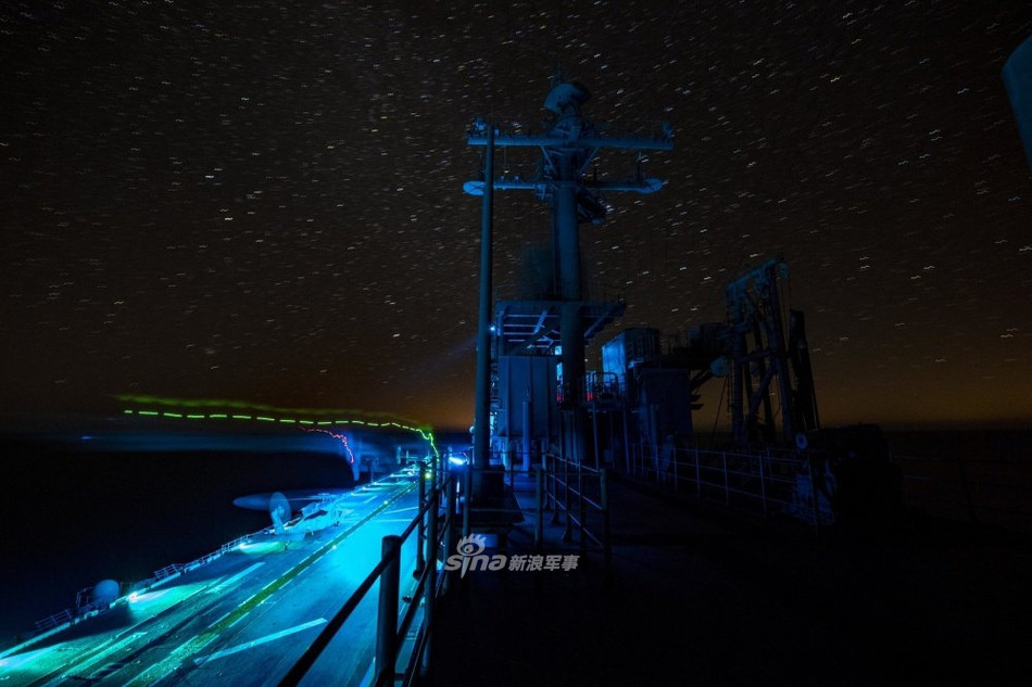 Đặc điểm này cho phép máy bay V-22 vừa có thể cất cánh được một cách thẳng đứng như trực thăng vừa có thể bay được với tốc độ cao hơn tốc độ tối đa của mọi loại trực thăng hiện nay. Nguồn ảnh: Sina.