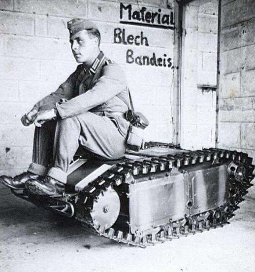 Với hệ thống bánh xích, chiếc xe này có thể hoạt động tốt ở nhiều loại địa hình khác nhau và ngoài nhiệm vụ phá hủy các thiết giáp của đối phương, nó còn được sử dụng để phá hủy các lô cốt kiên cố, các công trình như nhà cửa, cầu cống,...Nguồn ảnh: Wiki.