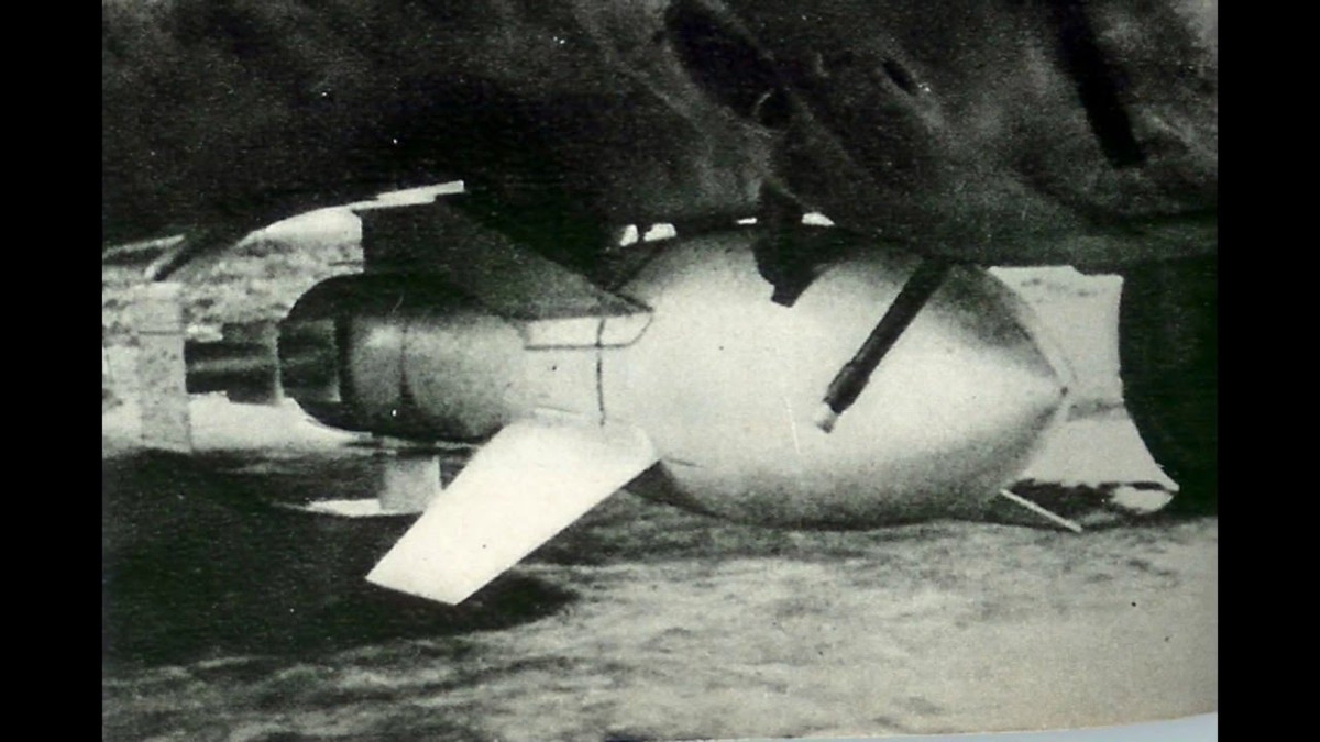 Tới năm 1944, Hải quân Mỹ mới phát triển thành công loại bom dẫn đường bằng sóng radio tương tự với Fritz X mang tên VB-1 Azon. Tuy nhiên Azon kém hơn Fritz X gần như mọi mặt, nhất là tầm điều khiển chỉ tối đa được 1500 mét trong điều kiện thời tiết tốt. Nguồn ảnh: Tube.