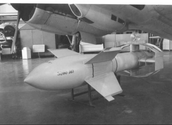 Từ tháng 12/1941, đã có khoảng vài trăm đơn vị vũ khí loại này được triển khai ra chiến trường. Các loại máy bay mang theo bom Fritz X chủ yếu là các loại Dornier Do 217 hay Heinkel He 111. Phiên bản hiện đại hơn là He 117A thực tế lại không tương thích với Fritz X và thường xảy ra sự cố kỹ thuật. Nguồn ảnh: Wiki.