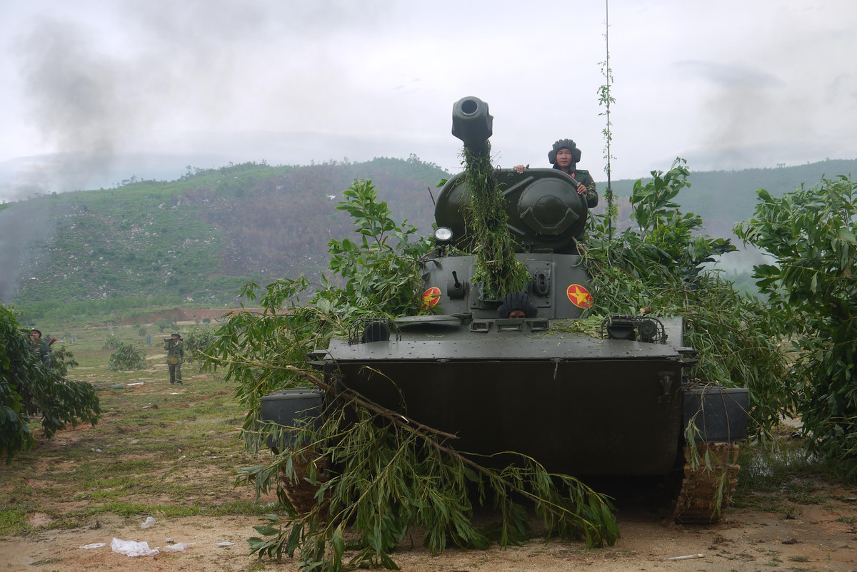 Vũ khí chính của PT-76 là một khẩu pháo cỡ 76,2mm D-56T tầm bắn khoảng 1,5 km và tốc độ bắn tối đa có thể lên tới 8 viên/phút. PT-76 mang được 40 viên đạn dự trữ cho khẩu pháo này. Nguồn ảnh: Quân đội Nhân dân.