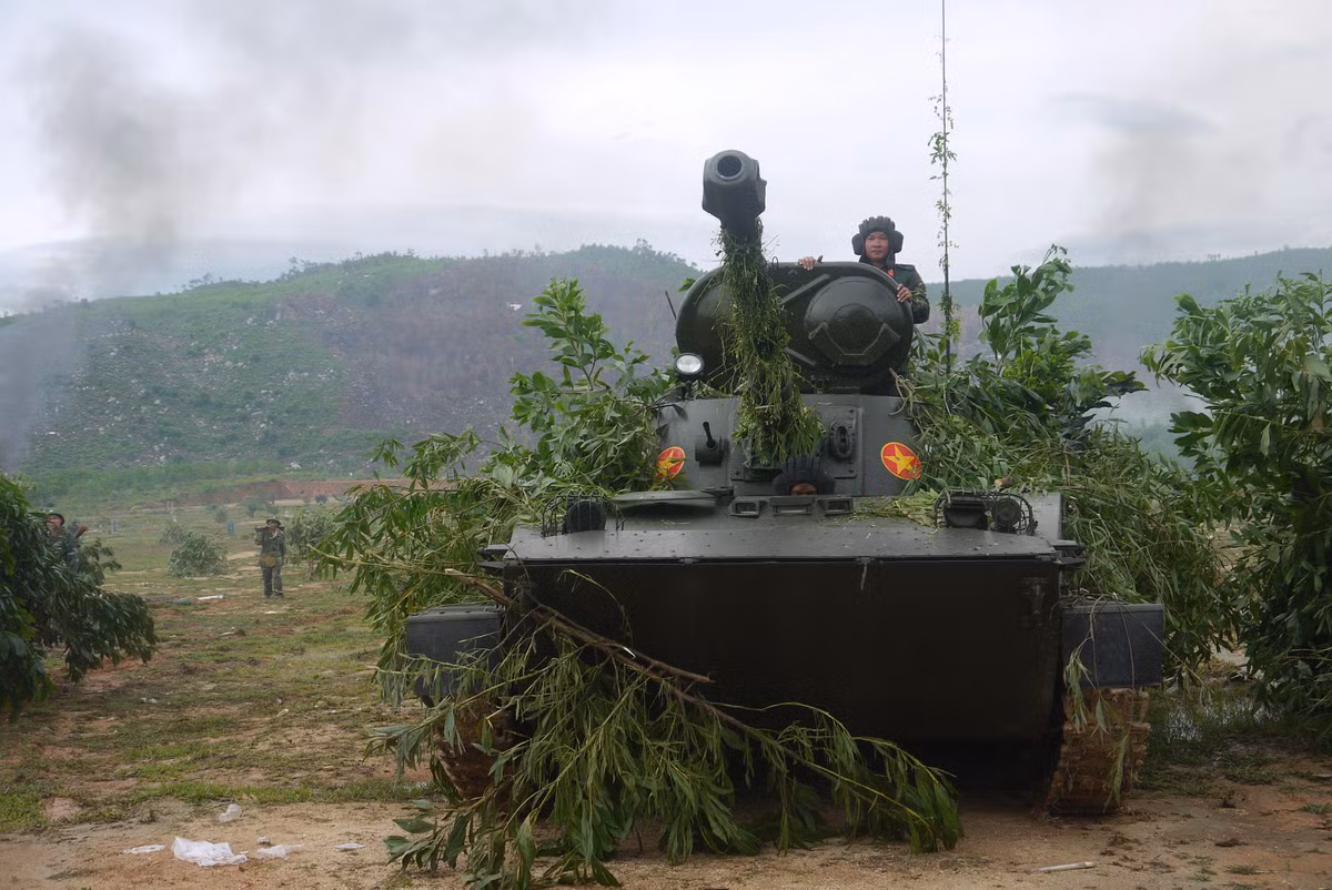 Vũ khí chính của PT-76 là một khẩu pháo cỡ 76,2mm D-56T tầm bắn khoảng 1,5 km và tốc độ bắn tối đa có thể lên tới 8 viên/phút. PT-76 mang được 40 viên đạn dự trữ cho khẩu pháo này. Nguồn ảnh: Quân đội Nhân dân.