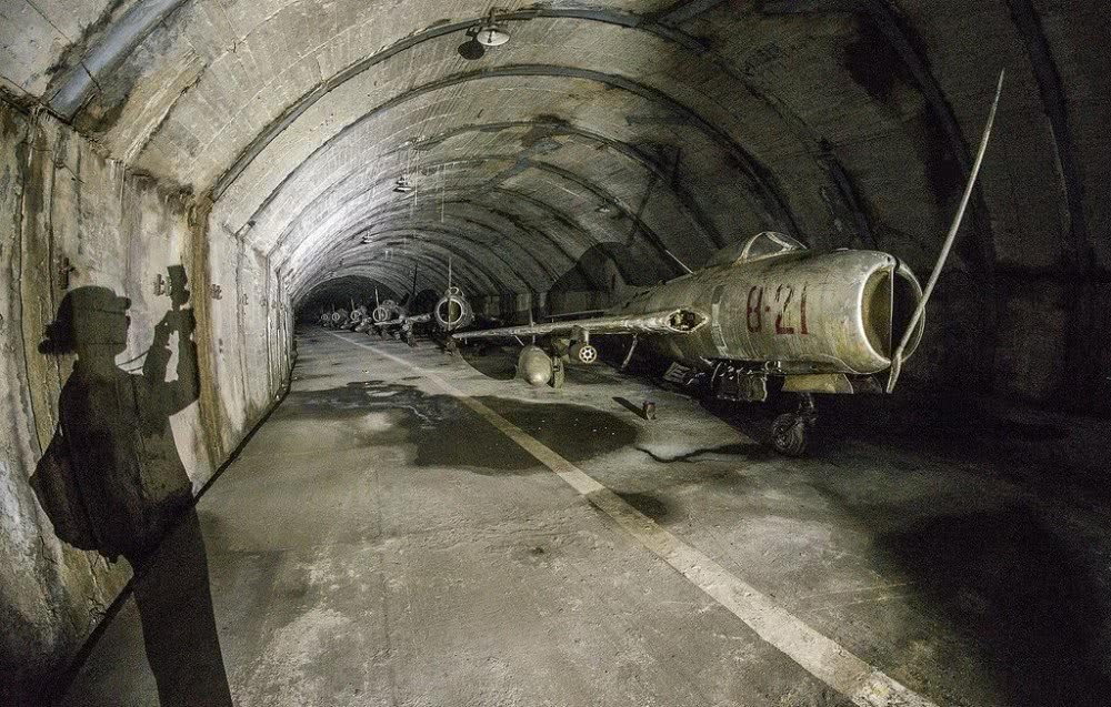 Cụ thể, bên trong căn cứ sân bay này có hai đường băng 2500 mét, một đường băng 1206 mét, một đường băng 1080 mét và một đường băng 2780 mét. Nguồn ảnh: QQ.