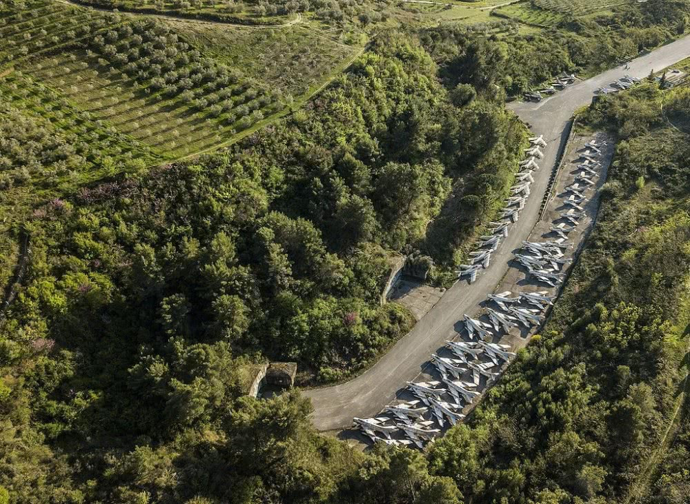 Căn cứ này hiện giờ là điểm thăm quan "không tốn vé vào cửa" của rất nhiều người ưa thích thám hiểm. Nguồn ảnh: QQ.