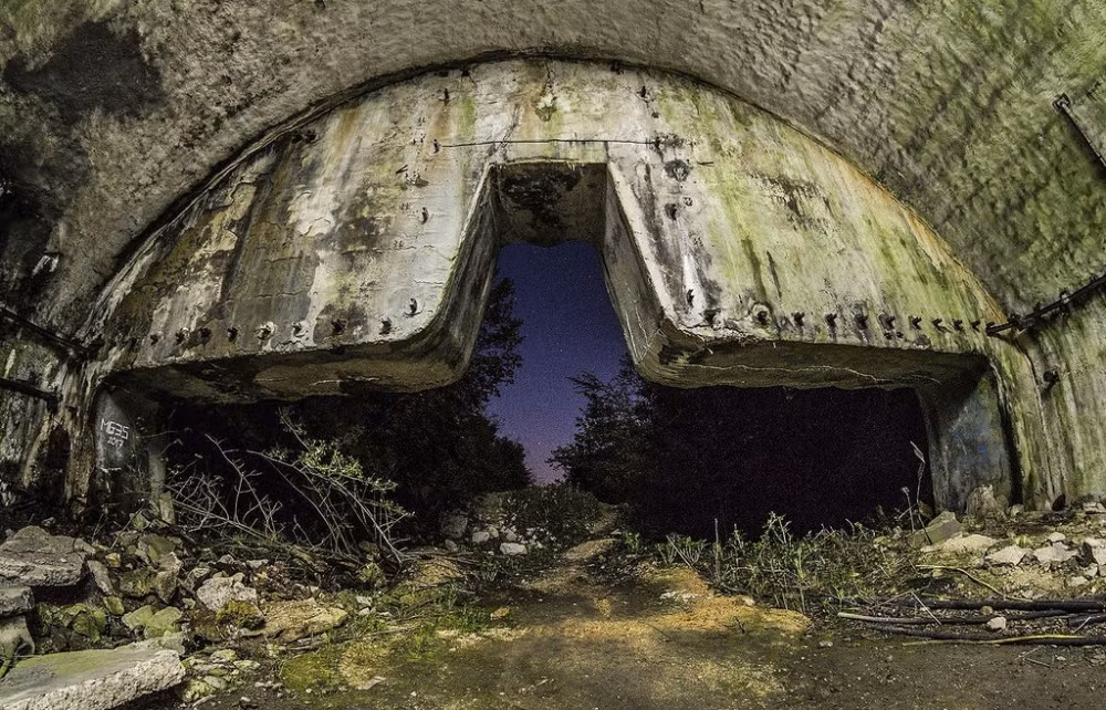 Cửa ra vào cho máy bay trong căn cứ trong lòng đất lớn nhất châu Âu. Nguồn ảnh: QQ.