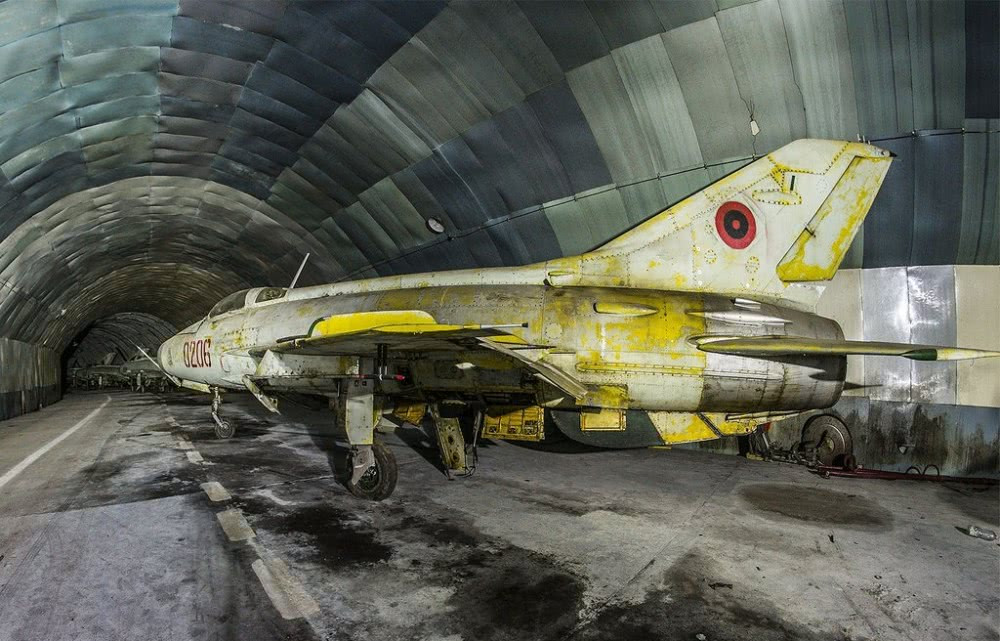 Các loại chiến đấu cơ được tìm thấy trong căn cứ sân bay này bao gồm các loại chiến đấu cơ MiG-19 và MiG-21. Theo tài liệu còn sót lại trong căn cứ này đây là các chiến đấu cơ thuộc phi đội tiêm kích 124 và 125 Không quân Nam Tư cũ. Nguồn ảnh: QQ.