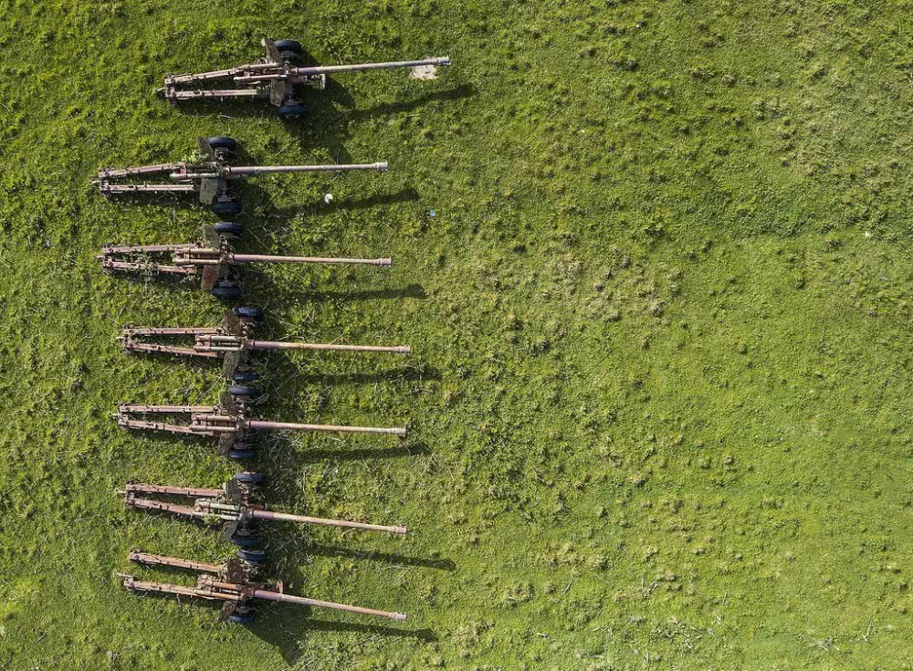 Bên ngoài căn cứ này là một pháo đài đích thực với một loạt các loại vũ khí, khí tài hạng nặng vẫn còn tồn tại tới tận ngày nay, tất cả đều đã bị bỏ hoang khi Nam Tư cũ tan rã. Nguồn ảnh: QQ.