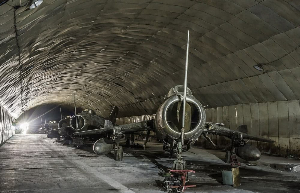 Có thể thấy trên những chiến đấu cơ nỳ vẫn còn pod pháo, bình xăng phụ hay pod pháo phản lực chưa kịp tháo rời - nghĩa là chúng đã bị bỏ rơi một cách rất vội vàng, bỏ rơi ngay trong tình trạng chiến đấu. Nguồn ảnh: QQ.