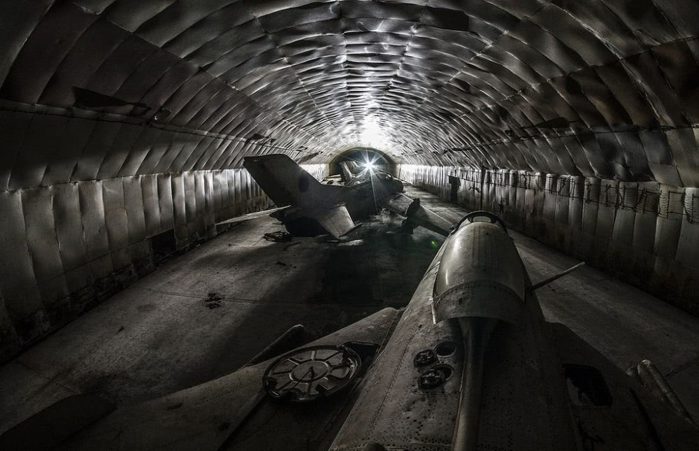 Căn cứ này được xây dựng với phần lớn đường băng được khoét sâu nằm bên trong nói và là căn cứ ngầm lớn nhất châu Âu với rất nhiều đường băng. Nguồn ảnh: QQ.