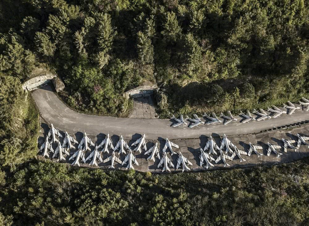 Được xây dựng dưới thời liên bang Nam Tư còn tồn tại, căn cứ không quân nằm sâu trong lòng núi mang tên Gililava này được thiết kế để chịu được vụ tấn công bom hạt nhân quy mô lớn. Nguồn ảnh: QQ.