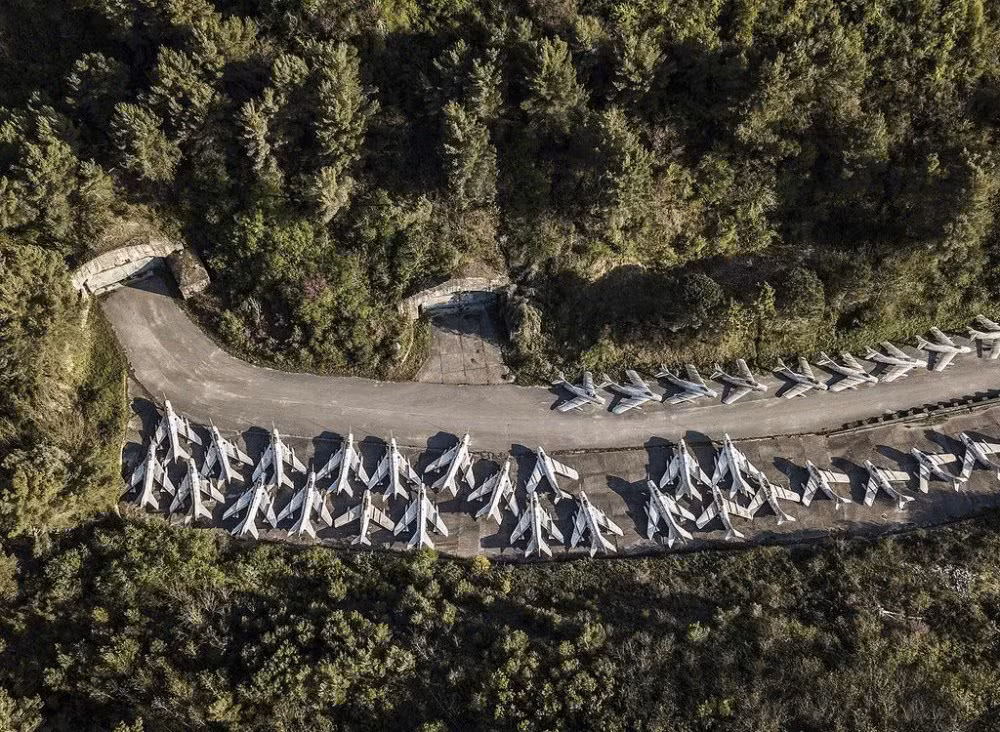 Được xây dựng dưới thời liên bang Nam Tư còn tồn tại, căn cứ không quân nằm sâu trong lòng núi mang tên Gililava này được thiết kế để chịu được vụ tấn công bom hạt nhân quy mô lớn. Nguồn ảnh: QQ.