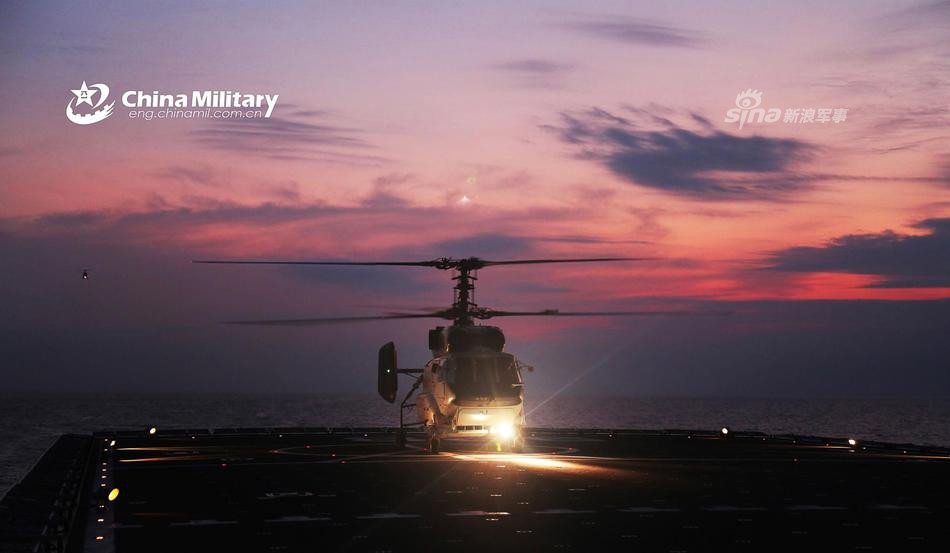 Sân đỗ trực thăng trên tàu đổ bộ tấn công Type 071 có thể tiếp nhận cùng lúc hai trực thăng và tối đa Type 071 có thể mang theo được tới 4 trực thăng trong khoang chứa của mình. Nguồn ảnh: Chinamilitary.