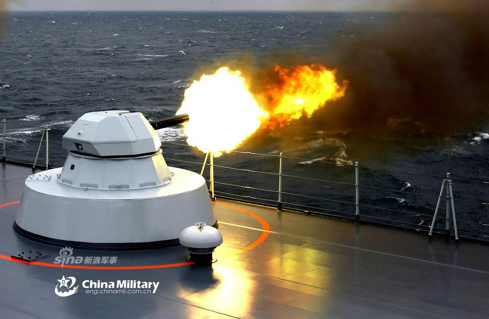 Ngoài ra tàu còn có trang bị 4 khẩu pháo cao tốc AK-630 cỡ nòng 30mm. Khẩu pháo tự động này có tốc độ bắn lên tới 6000 viên mỗi phút và là lớp phòng thủ cuối cùng trên con tàu này. Nguồn ảnh: Chinamilitary.