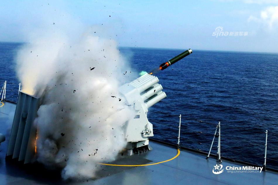 Mặc dù thân tàu rất rộng nhưng trọng tâm của tàu lại được thiết kế về đúng giữa, giúp tàu giảm thiểu việc bị nghiêng khi di chuyển trên khu vực biển động. Nguồn ảnh: Chinamilitary.