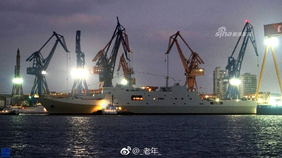 Sở hữu kiểu dáng thân tàu rất độc đáo, tàu đổ bộ tấn công Type 071 cung cấp một mặt sàn tàu cực kỳ rộng giúp nó tăng sức chứa và có đủ diện tích để dựng bệnh viện dã chiến hoặc các phòng chỉ huy tạm ngay trên tàu. Nguồn ảnh: Chinamilitary.