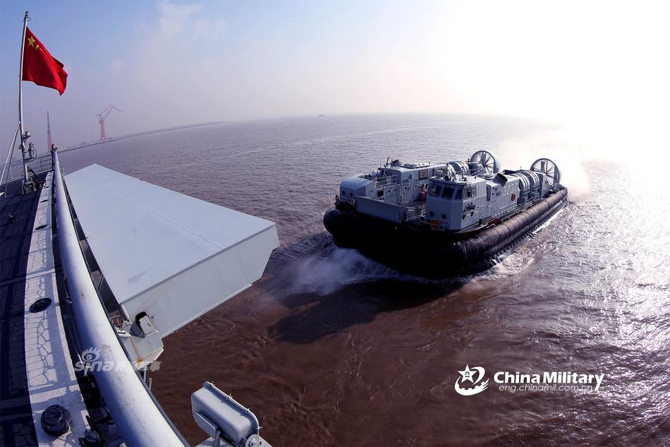 Ngoài ra, tàu còn có thể mang theo từ 15 tới 20 phương tiện thiết giáp hoặc xe tăng tuỳ chủng loại. Nguồn ảnh: Chinamilitary.