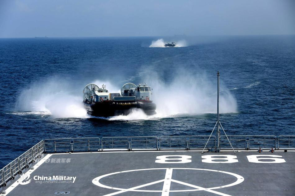 Tuỳ từng nhiệm vụ và tuỳ từng loại trang thiết bị nó mang theo, Type 071 có thể chở theo được tối đa tới 800 lính hoặc ít nhất 500 lính. Tàu có biên chế thuỷ thủ đoàn và sĩ quan chỉ huy đầy đủ 120 người. Nguồn ảnh: Chinamilitary.