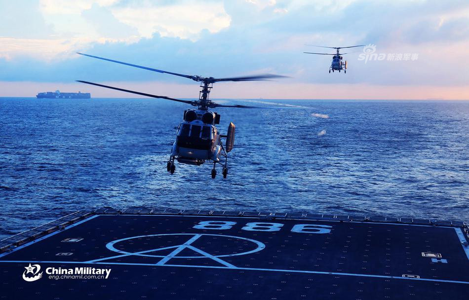Các trực thăng mà tàu đổ bộ Type 071 mang theo thường là các loại trực thăng vận tải, trực thăng chống ngầm hoặc trực thăng cảnh báo sớm để tăng độ bao quát xung quanh tàu. Nguồn ảnh: Chinamilitary.