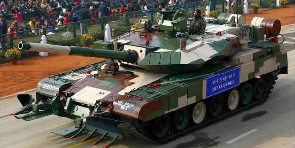 Cụ thể, phiên bản cải tiến của xe tăng chiến đấu chủ lực Arjun được trang bị thêm giáp phản ứng nổ cùng hệ thống quan sát kiểu mới cho trưởng xa và hệ thống định vị hiện đại hơn. Ngoài ra, một vài cải tiến khác của phiên bản này cũng bao gồm cả hệ thống cào mìn được đặt phía trước xe giúp nó di chuyển qua bãi mìn nhanh chóng và an toàn hơn. Nguồn ảnh: QQ.