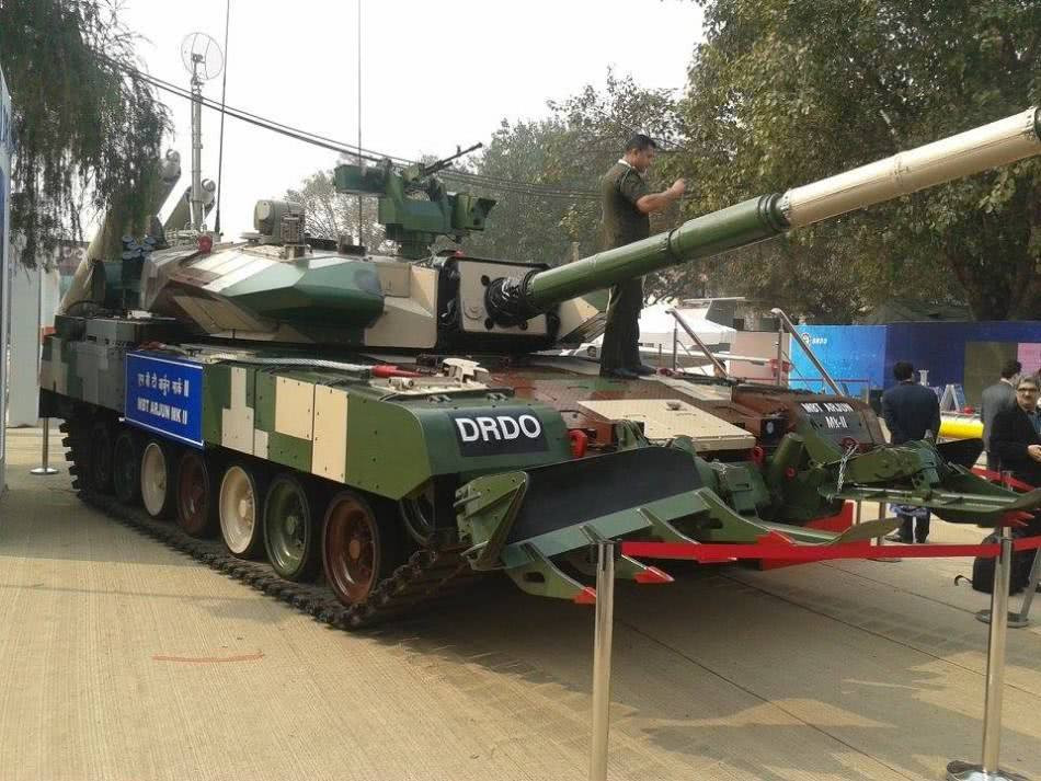 Truyền thông Ấn Độ cho biết phiên bản nâng cấp này có tới hơn 70 cải tiến so với phiên bản gốc trong số đó có 19 thay đổi quan trọng vượt bậc giúp Arjun có khả năng chiến đấu thậm chí còn vượt qua cả xe tăng Abram của Mỹ. Nguồn ảnh: QQ.