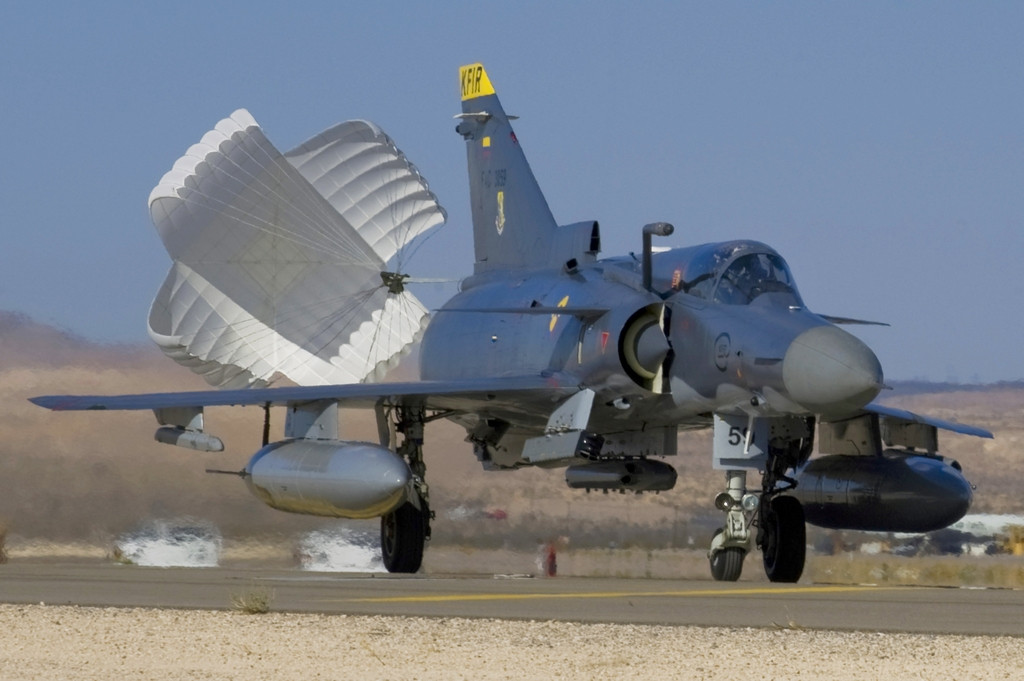 Năm 2001, các phiên bản thử nghiệm nâng cấp vẫn được phục vụ trong Không quân Argentina. Nesher được Israel Airplane Industries phát triển thành Kfir (Lion Cub – sư tử con) – máy bay tiêm kích đa năng. Nguồn ảnh: Military-today.