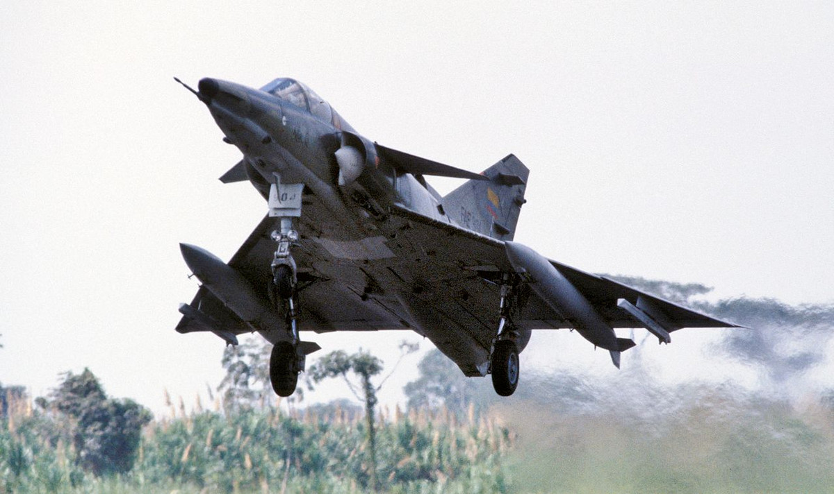 Số lượng tiêm kích đa năng Kfirs còn lại được dự trữ ở Israel có thể trang bị lên tới năm phi đội. Khách hàng xuất khẩu mới nhất là Sri Lanka đã mua sáu chiếc C2 và hai chiếc TC2 từ Israel năm 1996. Không quân Sri Lanka Kfir đã sử dụng trong các hành động tấn công chống xung đột của nhóm phiến quân Hổ Tamil. Nguồn ảnh: Military-today.