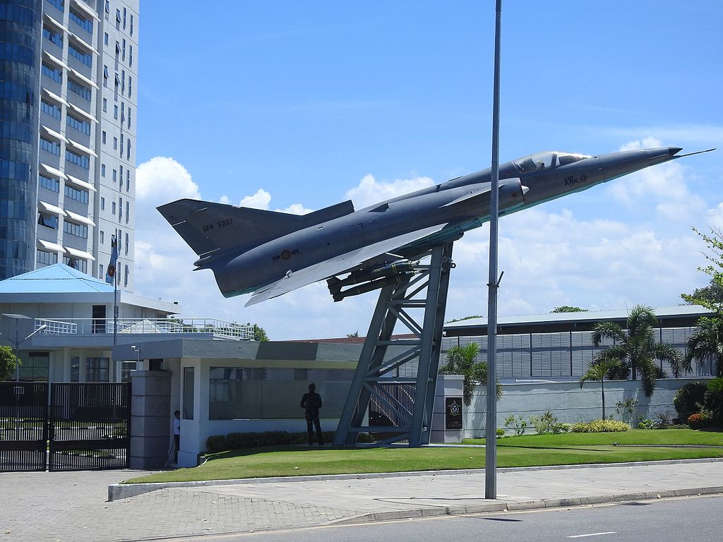 IAI đã phát triển bản nâng cấp Kfir 2000 để áp dụng cho các máy bay Kfir của Israel để được xuất khẩu. Thay đổi quan trọng với lớp vỏ radome mới - radar đa chế độ Elta EL-2032 cho phép phân phối PGM. Một số Kfir của Ecuador đã được nâng cấp lên cấu hình Kfir CE với radar Elta EL-2034-5. Nguồn ảnh: Military-today.