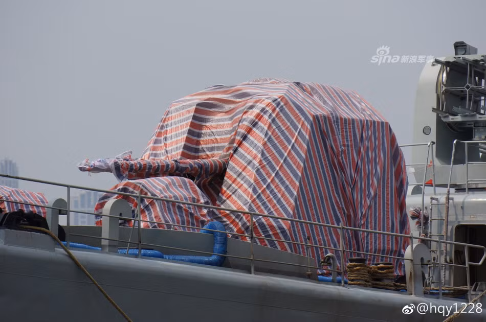 Các tàu khu trục lớp này được trang bị hoả lực bao gồm một khẩu hải pháo cỡ nòng 100mm, bốn khẩu pháo nòng đôi loại Type 76A cỡ nòng 37mm kèm theo 8 ống phóng tên lửa chống hạm YJ-83, 8 ống phóng tên lửa HQ-7 và 2x6 ống phóng rocket. Nguồn ảnh: QQ.