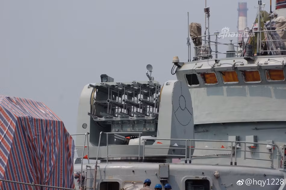 Lớp tàu chiến này cũng có khả năng mang theo trực thăng với một nhà chứa trực thăng được đặt ở phía đuôi tàu. Nguồn ảnh: QQ.