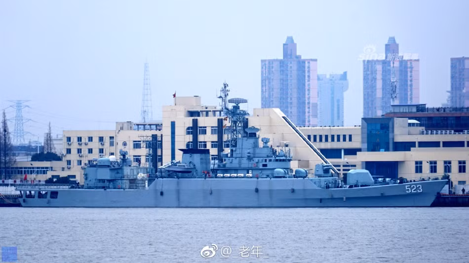 Đây là hai tàu đầu tiên được Trung Quốc đóng theo lớp Type 053H3. Chiếc đầu tiên mang tên Liên Vân Cảng được nhập biên chế hạm đội biển Đông Hải từ năm 1998 và chiếc thứ hai cũng phục vụ trong hạm đội Đông Hải từ năm 1999 mang tên Gia Hưng. Nguồn ảnh: QQ.