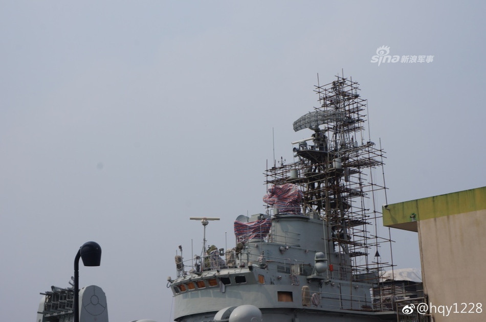 Tầm hoạt động tối đa của Type 053H3 lên tới 9300 km ở tốc độ hành trình khoảng 15 hải lý/giờ. Tàu có biên chế thuỷ thủ đoàn đầy đủ bao gồm 168 người trong đó có 30 sĩ quan chỉ huy. Nguồn ảnh: QQ.