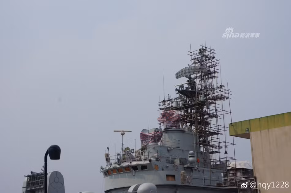 Tầm hoạt động tối đa của Type 053H3 lên tới 9300 km ở tốc độ hành trình khoảng 15 hải lý/giờ. Tàu có biên chế thuỷ thủ đoàn đầy đủ bao gồm 168 người trong đó có 30 sĩ quan chỉ huy. Nguồn ảnh: QQ.